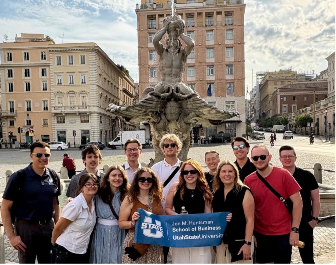 Florence students in front of a fountain